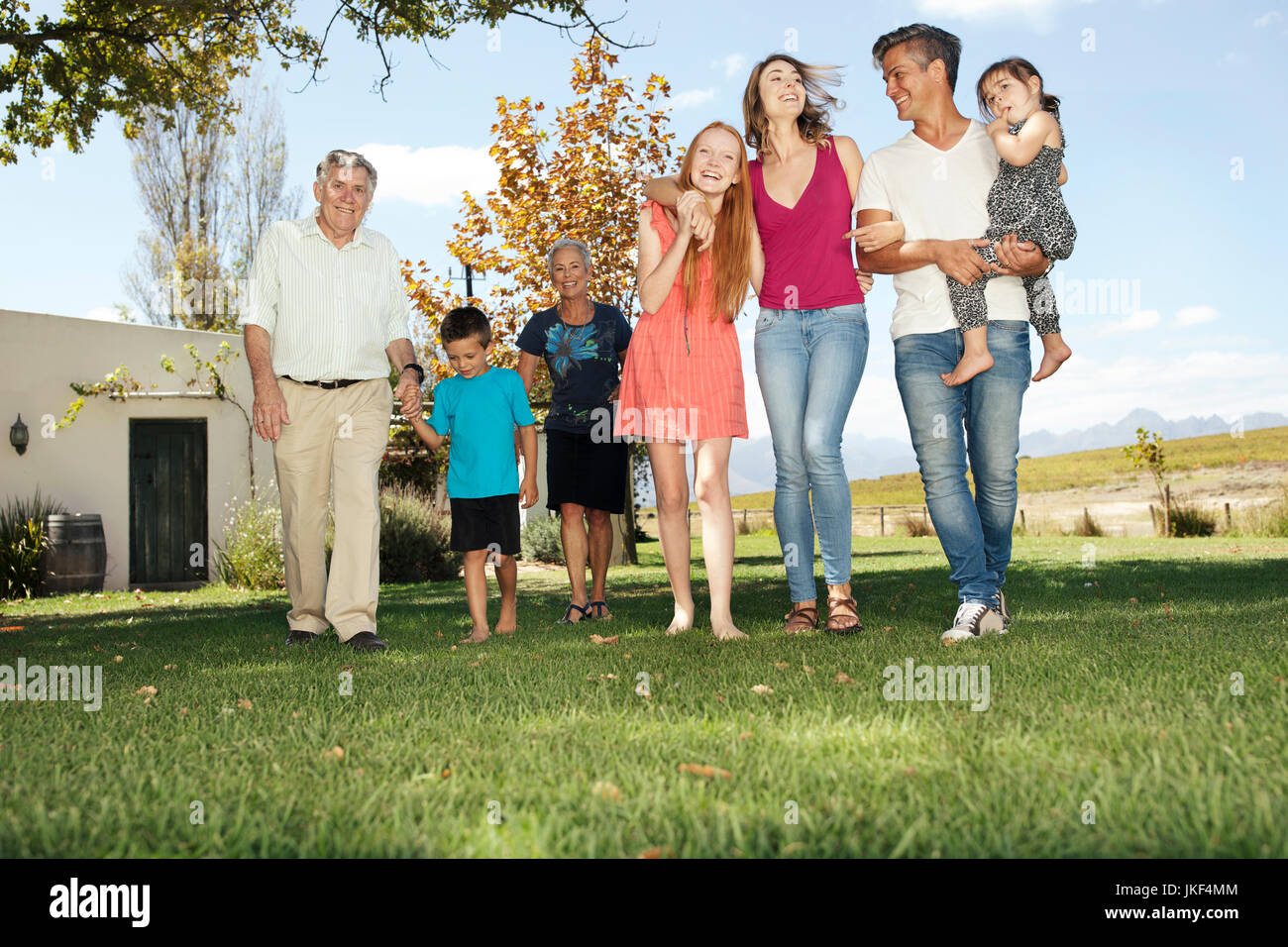 Felice famiglia estesa in giardino Foto Stock