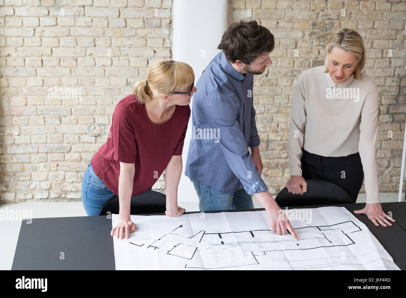 Imprenditrice maturo di lavorare con colleghi più giovani in office Foto Stock