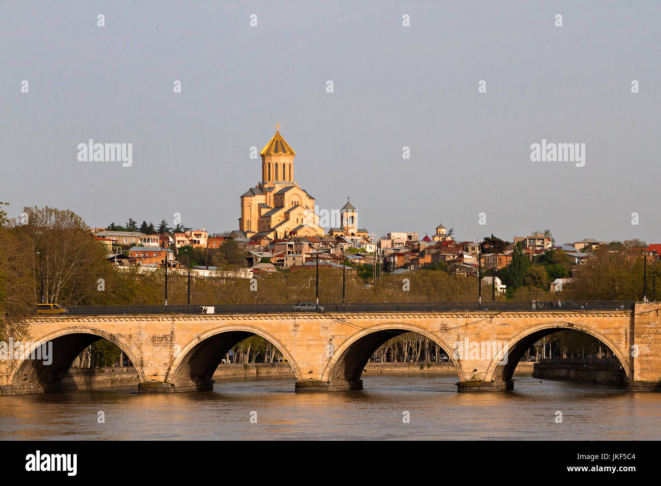 Ponte di Saarbrucken e Cattedrale di Sameba di Tbilisi, Georgia Foto Stock