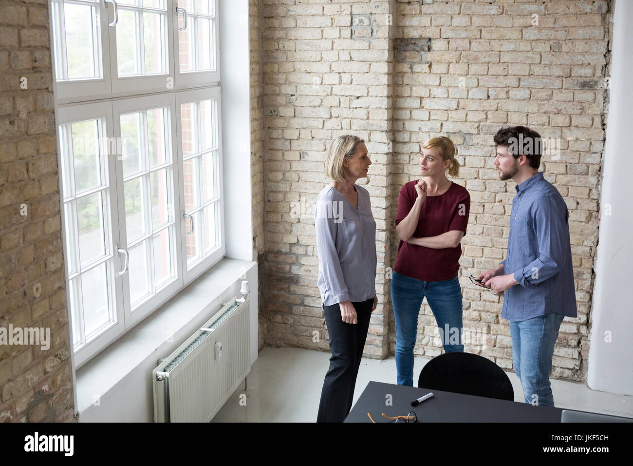 Imprenditrice maturo di lavorare con colleghi più giovani in office Foto Stock