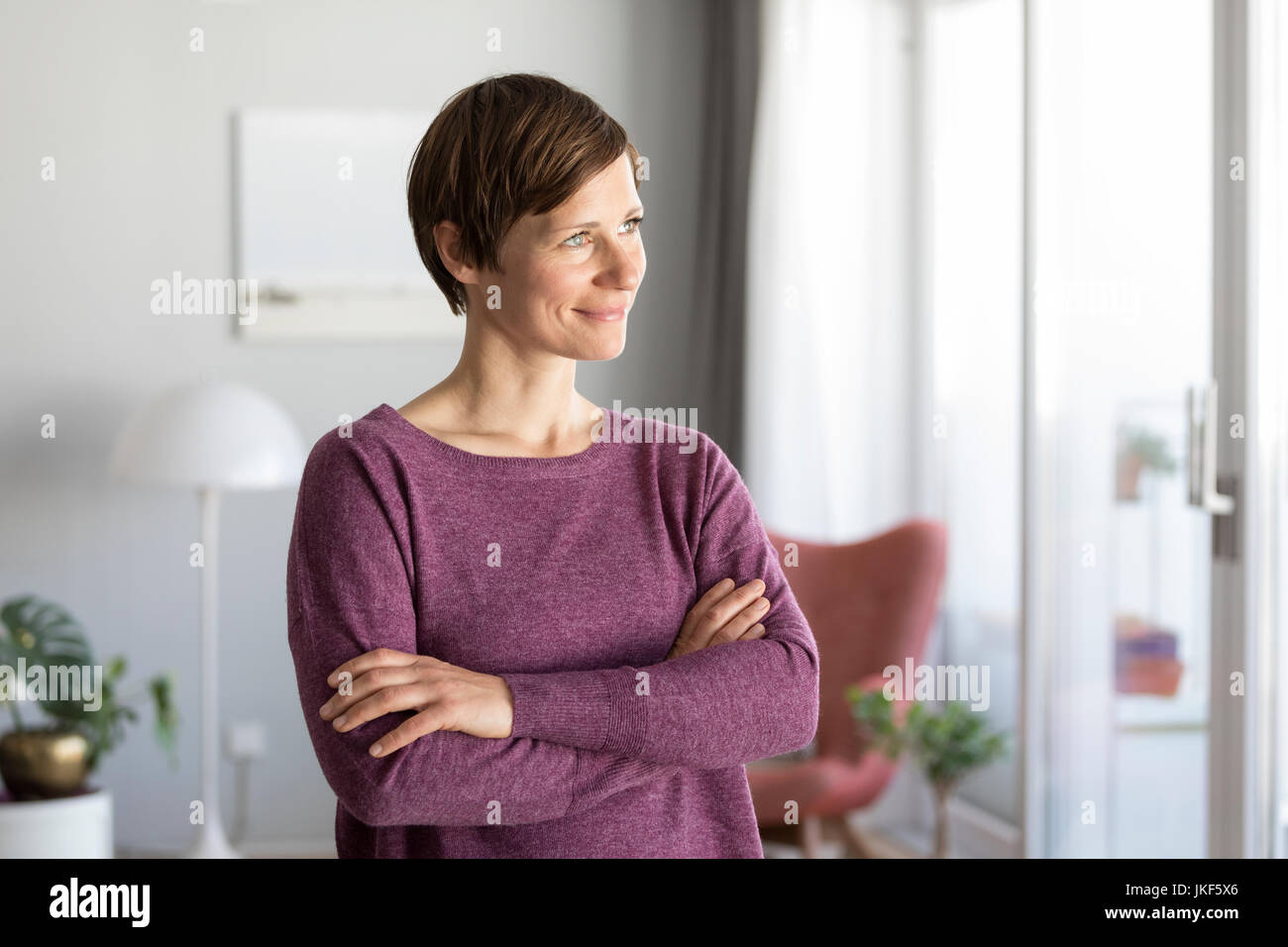 Ritratto di donna sorridente a casa Foto Stock