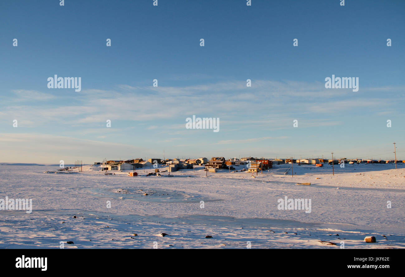 Arctic comunità di Cambridge Bay in autunno con neve sulla terra e cielo blu Foto Stock