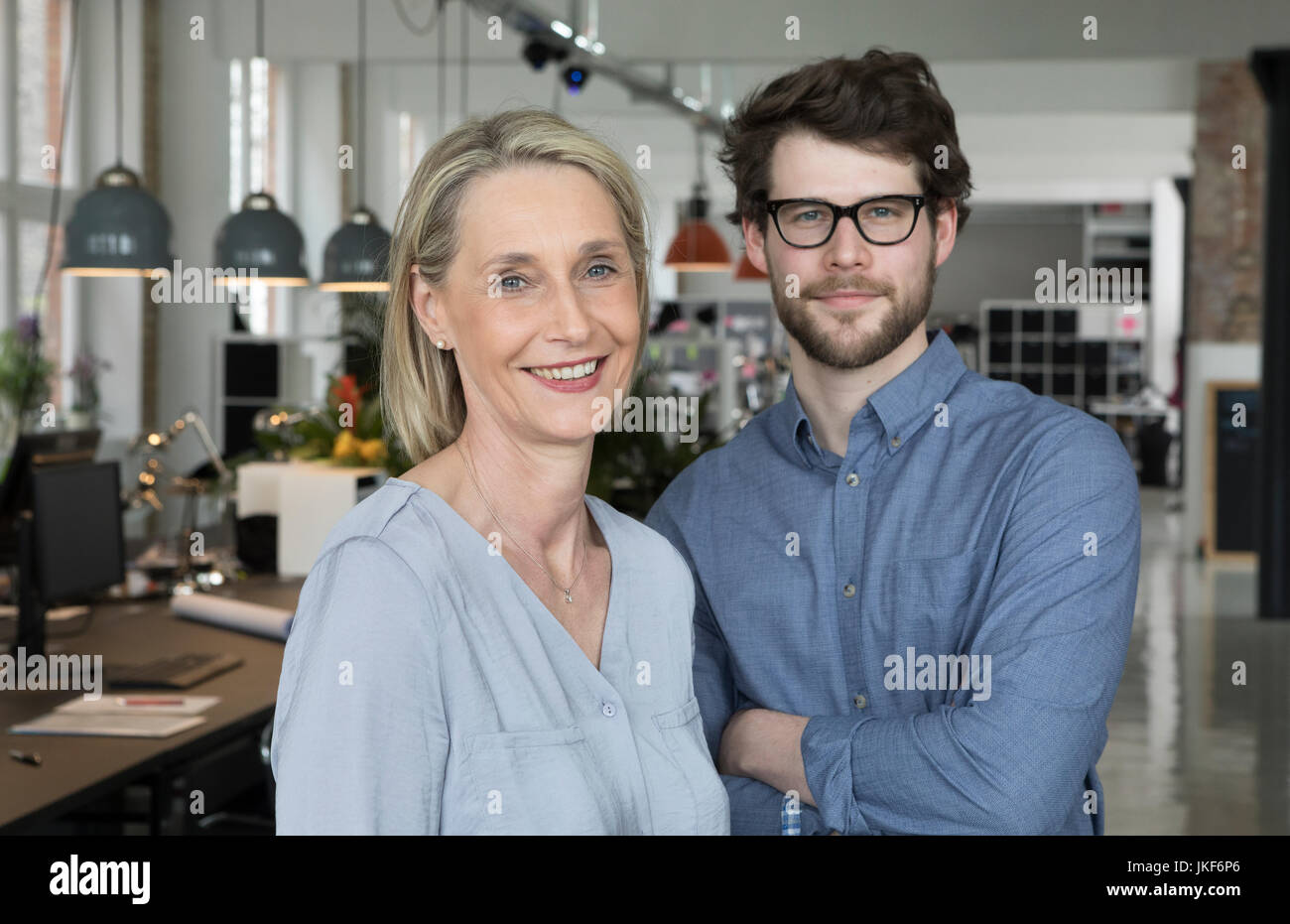 Ritratto di un giovane imprenditore e un maturo imprenditrici Foto Stock
