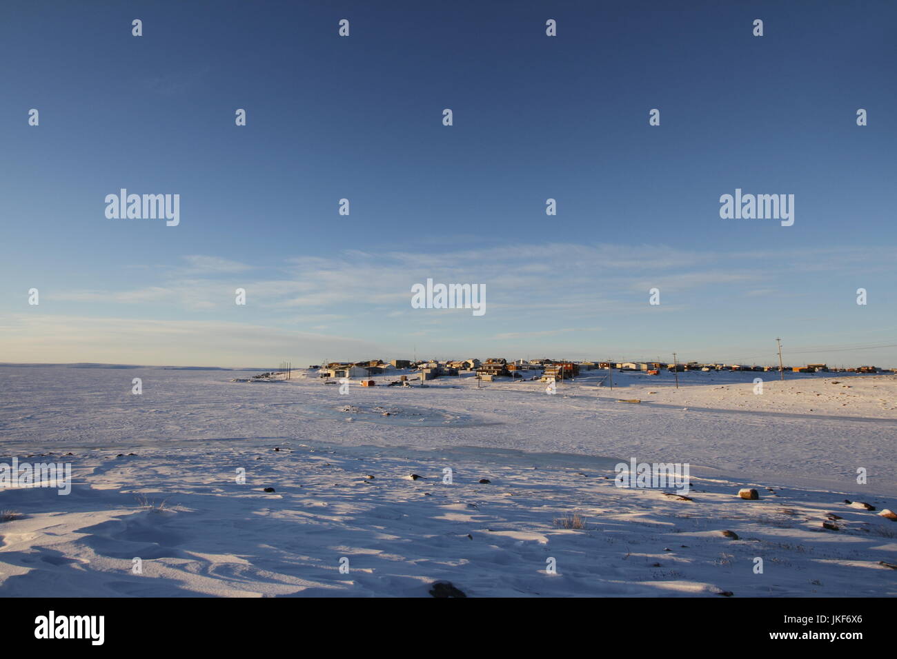 Vista panoramica di una regione del nord della comunità artiche, Cambridge Bay, Nunavut, con neve sul terreno Foto Stock