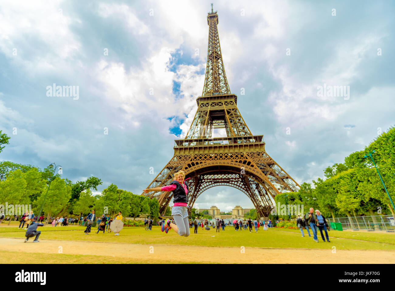 Donna che si tuffa a Torre Eiffel Foto Stock