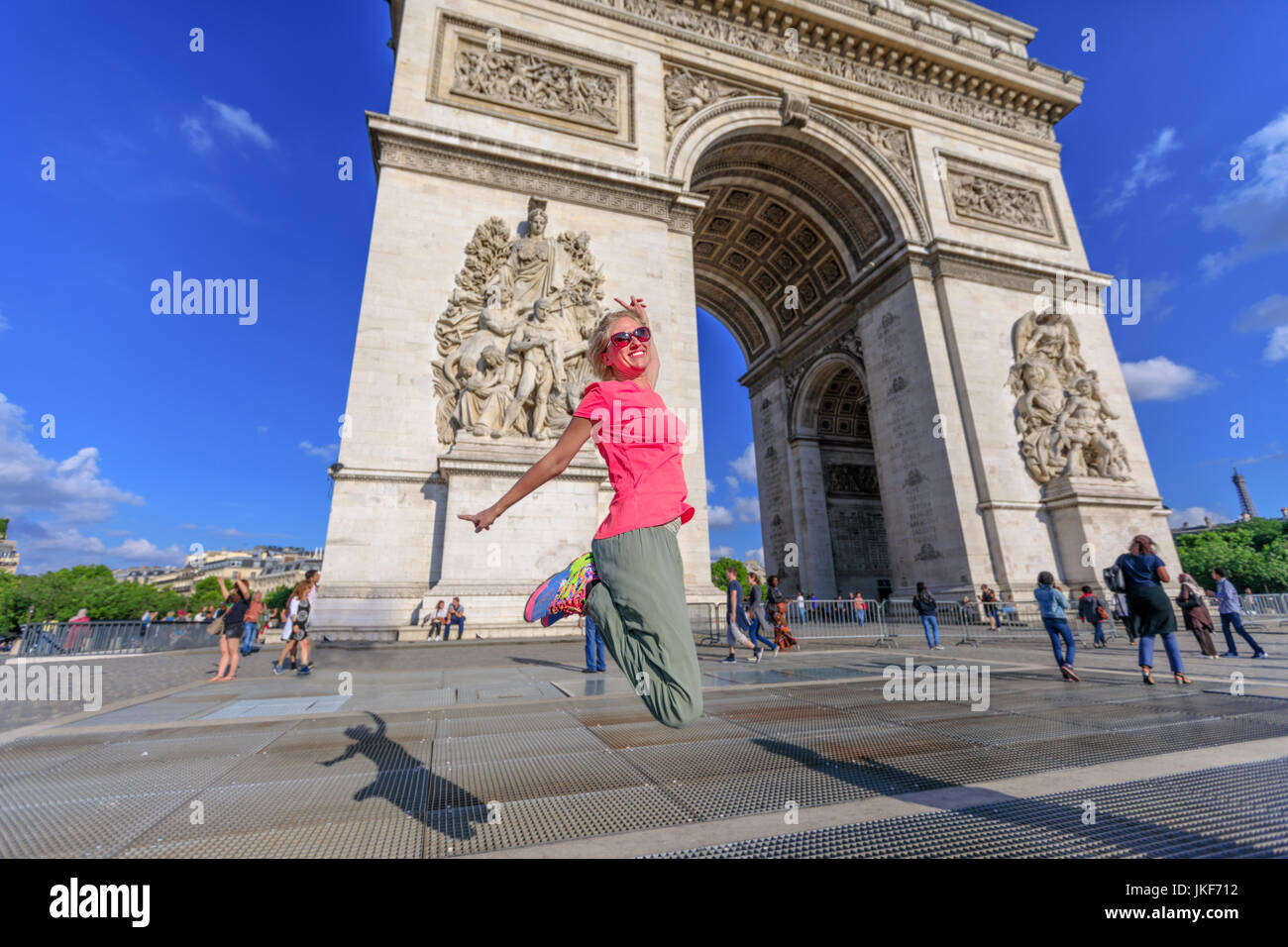 Saltando al Arc de Triomphe Foto Stock