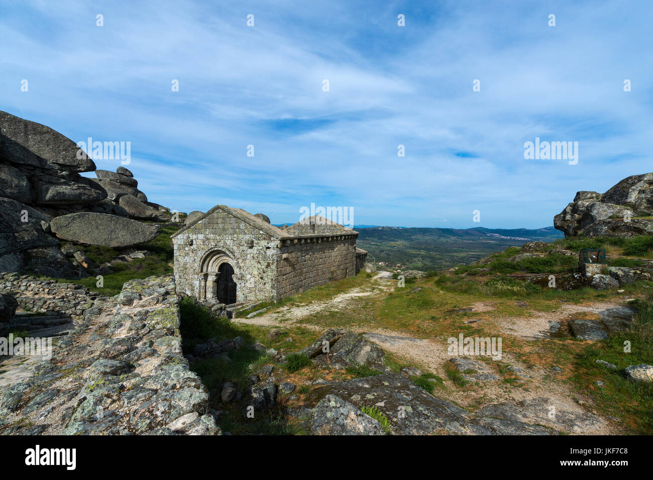 La cappella romanica di Sao Miguel (Capela de São Miguel) nella periferia del villaggio medievale di Monsanto in Portogallo Foto Stock