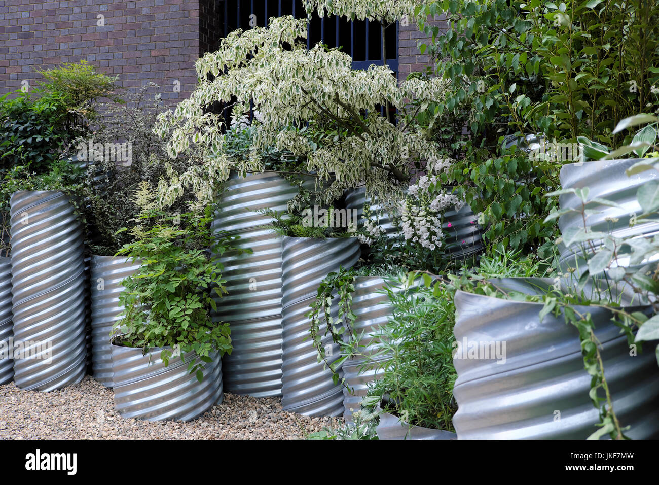 Contenitore di giardinaggio di qualità dell'aria piante che crescono in contenitori Studio Xmlp pop up giardino vicino a Barbican Station Wagon Moorgate City di Londra UK KATHY DEWITT Foto Stock
