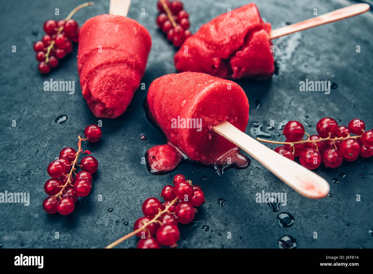 In casa popsicles di ribes nero Foto Stock