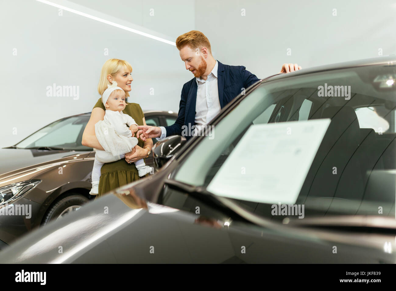 Famiglia in concessionaria auto la scelta di veicolo per la famiglia Foto Stock