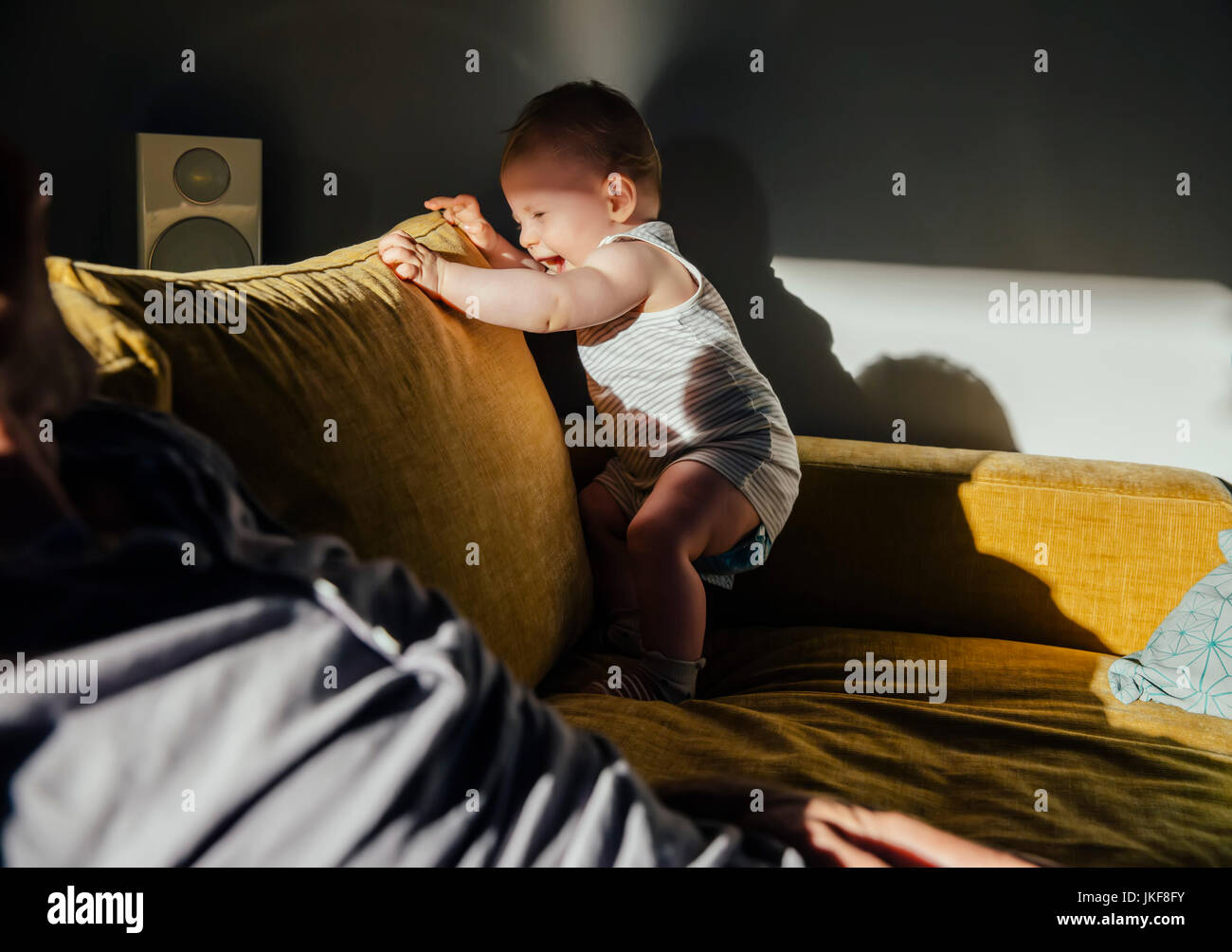 Baby boy a dondolo sul lettino Foto Stock