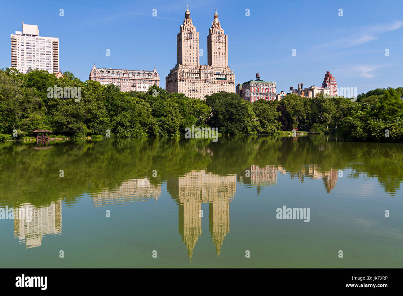 Riflessioni in acqua nel Central Park di New York City, Stati Uniti d'America. Foto Stock