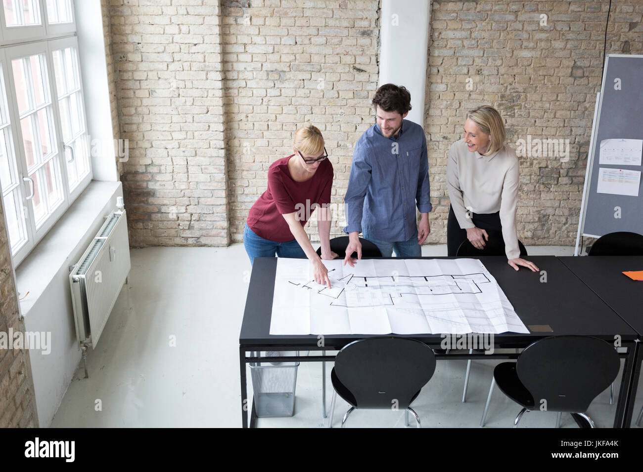 Imprenditrice maturo di lavorare con colleghi più giovani in office Foto Stock