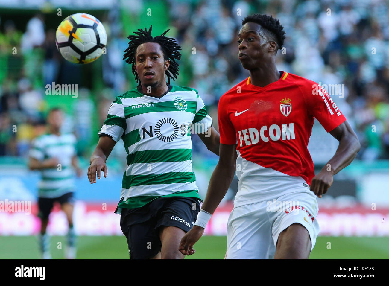 Lisbona, Portogallo. 22 Luglio, 2017. Sporting"s avanti Gelson Martins dal Portogallo (L) e Monaco"s defender Terence Kongolo dall'Olanda (R) durante la pre-stagione amichevole tra Sporting CP e come Monaco a Estadio Jose Alvalade sulla luglio 22, 2017 a Lisbona, Portogallo. Credito: Bruno Barros/Alamy Live News Foto Stock