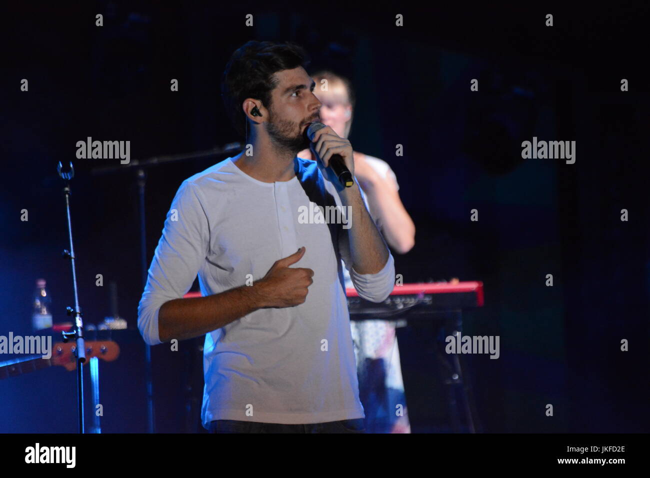 Napoli, Italia. 22 Luglio, 2017. Álvaro Soler spagnolo cantautore esegue sul palco del ETES Arena Flegrea di Napoli durante "Napoli rumorosa Fest' Credito: Mariano Montella/Alamy Live News Foto Stock