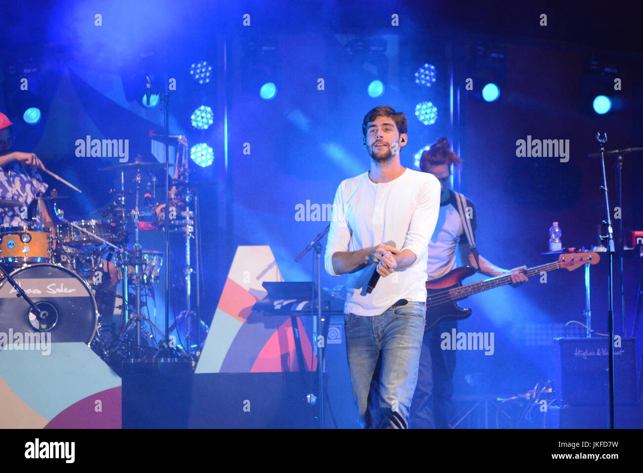 Napoli, Italia. 22 Luglio, 2017. Álvaro Soler spagnolo cantautore esegue sul palco del ETES Arena Flegrea di Napoli durante "Napoli rumorosa Fest' Credito: Mariano Montella/Alamy Live News Foto Stock