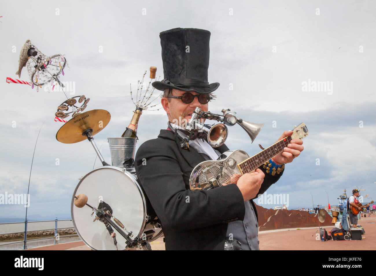 Morecambe, Lancashire, Regno Unito 23rd luglio 2017. Fallo Convergere Su Morecambe Promenade una band Banana One Man Band One Man Band di tutto il paese per un divertente festival gratuito di caos musicale. La band one-man ha un posto speciale nell’immaginazione di tutti e questa celebrazione del coordinamento è un evento unico che cattura l’immaginazione delle persone, qualunque sia la loro età. Una volta visto mai dimenticato. Le band sono disponibili in tutte le forme e dimensioni e riproducono musica di ogni genere. Morecambe, Lancashire, Regno Unito luglio 2017. Foto Stock