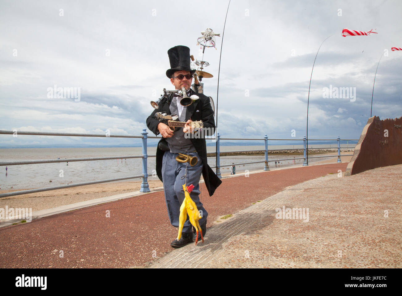 Fai Una Banana One Man Band One Man Band di tutto il paese convergono sulla Morecambe Promenade per un divertente festival gratuito di caos musicale. La banda One-man con cappello art deco ha un posto speciale nella immaginazione di tutti. Questa celebrazione del coordinamento è un evento unico che cattura l'immaginazione delle persone, a prescindere dalla loro età. Una volta vista, mai dimenticata. Le bande sono disponibili in tutte le forme e dimensioni e riproducono musica di ogni genere. Foto Stock