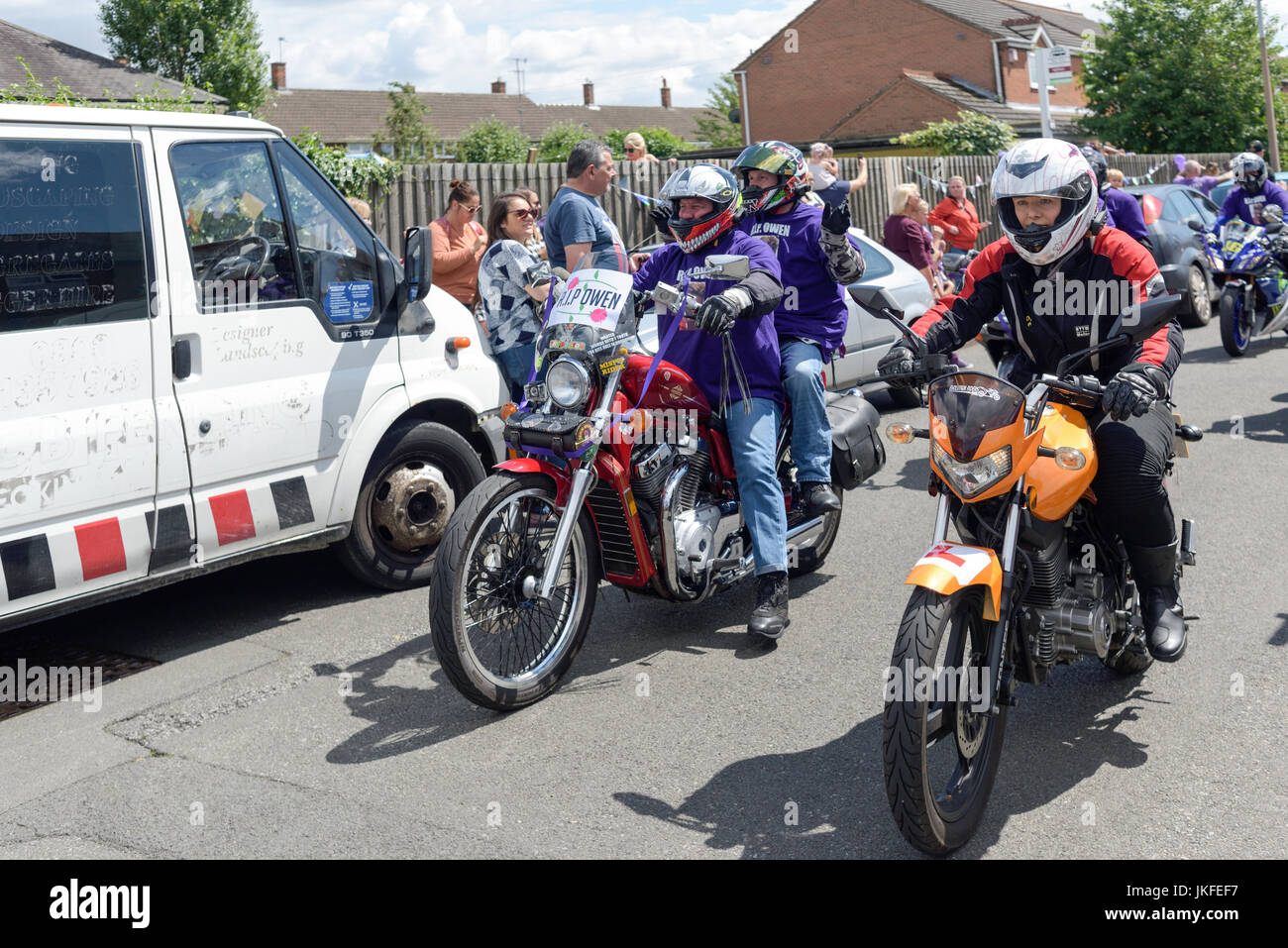 Beeston, Nottinghamshire, Regno Unito. Il 23 luglio 2017. Nottinghamshire bikers' group, Nottz Bikerz terrà una carità motociclo eseguire per Owen Jenkins.Owen annegato nel fiume Trent cercando di salvare una giovane ragazza che era in difficoltà nell'acqua.Migliaia di motociclista girare a lungo con i membri del pubblico e Owens familiari. Credito: Ian Francesco/Alamy Live News Foto Stock