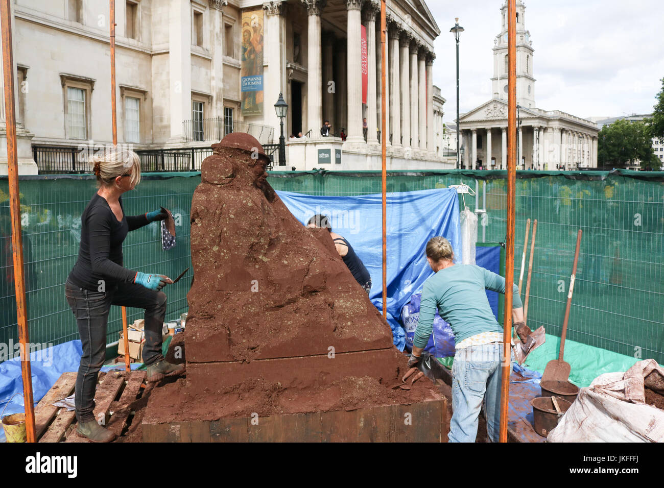 Londra, Regno Unito. 23 Luglio, 2017. Una scultura di fango di una guerra mondiale un soldato creato in Trafalgar Square per commemorare la battaglia di Passchendaele combattuto tra gli Alleati e la Germania Credito: amer ghazzal/Alamy Live News Foto Stock
