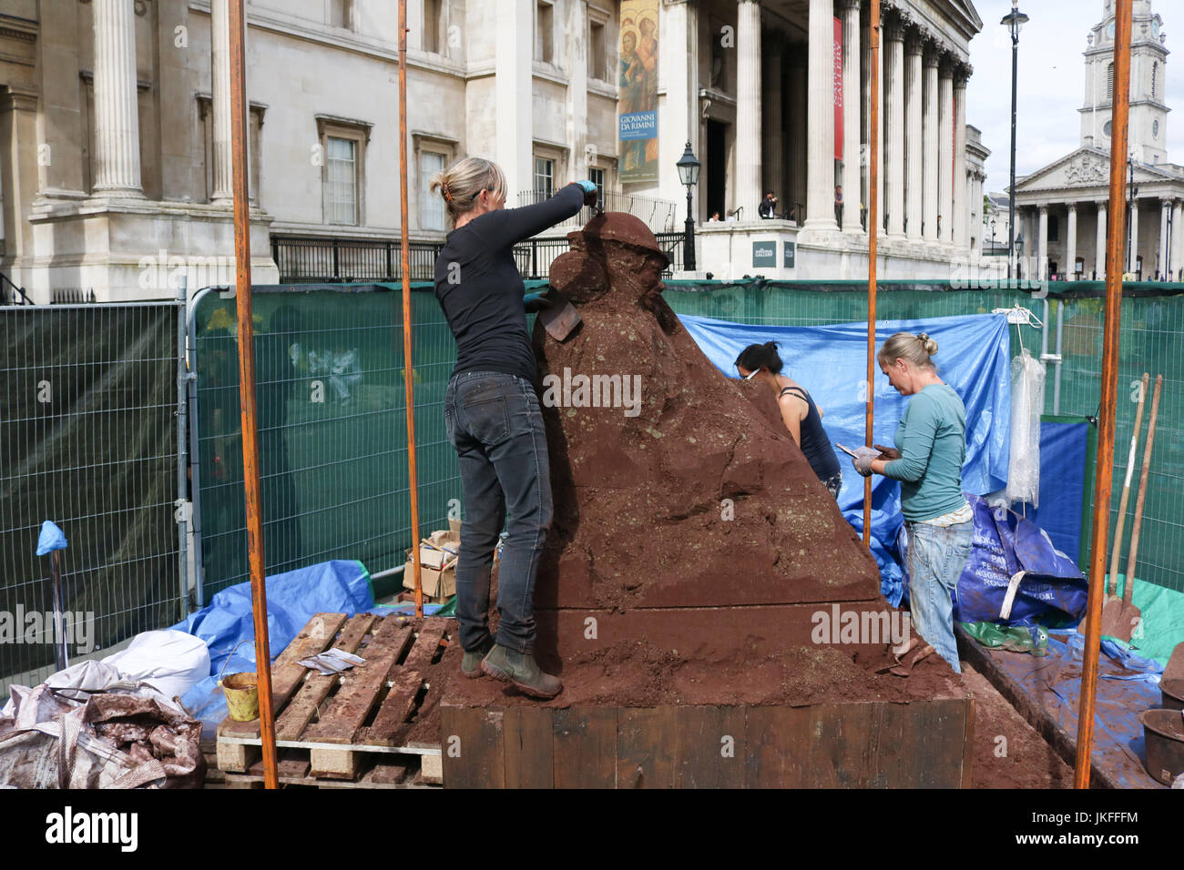 Londra, Regno Unito. 23 Luglio, 2017. Una scultura di fango di una guerra mondiale un soldato creato in Trafalgar Square per commemorare la battaglia di Passchendaele combattuto tra gli Alleati e la Germania Credito: amer ghazzal/Alamy Live News Foto Stock