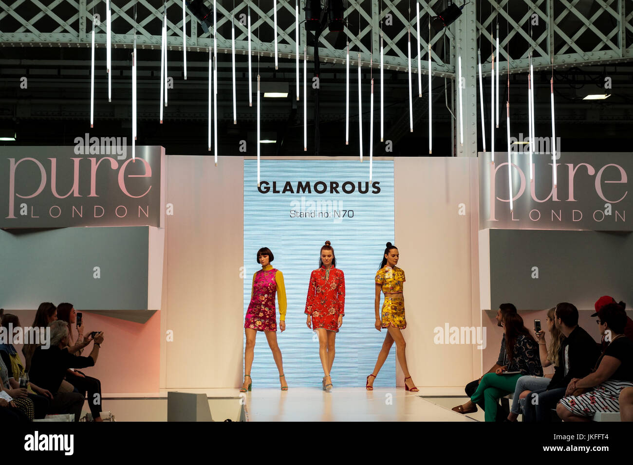 Londra, Regno Unito. 23 Luglio, 2017. Londra puro giorno 1, Olympia. Londra puro presenta i disegni e i vestiti per la Primavera Estate 2018 a west London premier venue, Olympia. © Peter Hogan/Alamy Live News Foto Stock