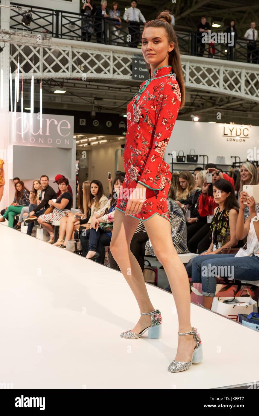 Londra, Regno Unito. 23 Luglio, 2017. Londra puro giorno 1, Olympia. Londra puro presenta i disegni e i vestiti per la Primavera Estate 2018 a west London premier venue, Olympia. © Peter Hogan/Alamy Live News Foto Stock