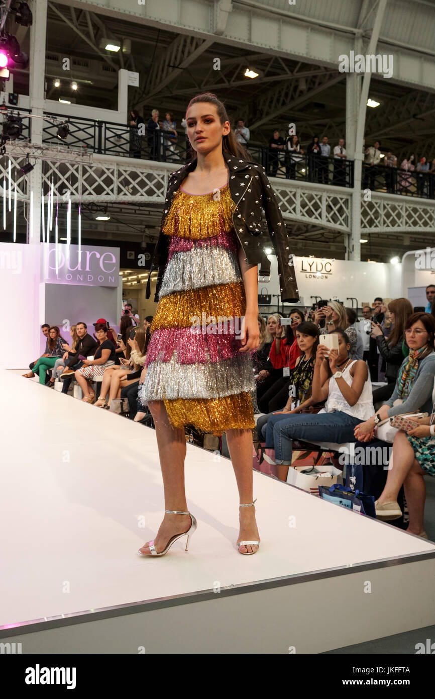 Londra, Regno Unito. 23 Luglio, 2017. Londra puro giorno 1, Olympia. Londra puro presenta i disegni e i vestiti per la Primavera Estate 2018 a west London premier venue, Olympia. © Peter Hogan/Alamy Live News Foto Stock