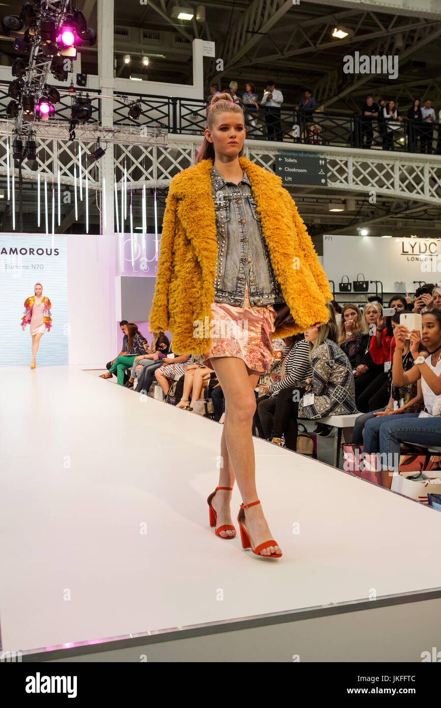 Londra, Regno Unito. 23 Luglio, 2017. Londra puro giorno 1, Olympia. Londra puro presenta i disegni e i vestiti per la Primavera Estate 2018 a west London premier venue, Olympia. © Peter Hogan/Alamy Live News Foto Stock