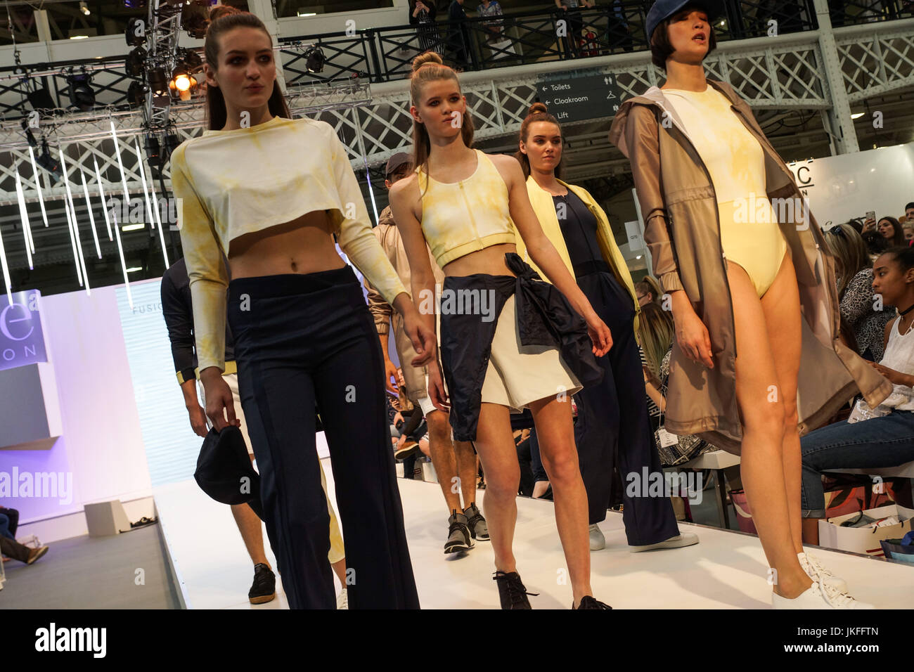 Londra, Regno Unito. 23 Luglio, 2017. Londra puro giorno 1, Olympia. Londra puro presenta i disegni e i vestiti per la Primavera Estate 2018 a west London premier venue, Olympia. © Peter Hogan/Alamy Live News Foto Stock