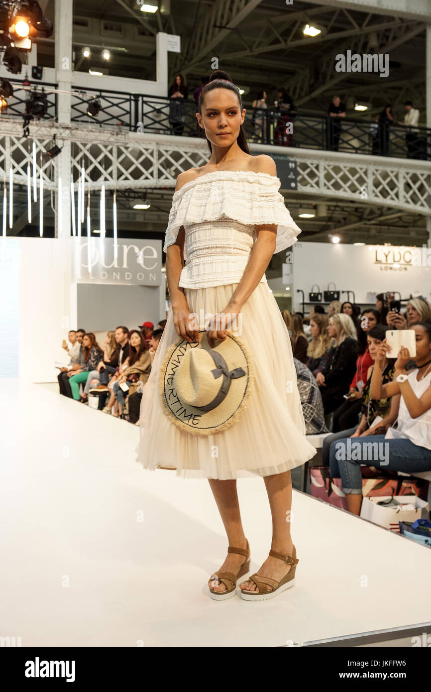 Londra, Regno Unito. 23 Luglio, 2017. Londra puro giorno 1, Olympia. Londra puro presenta i disegni e i vestiti per la Primavera Estate 2018 a west London premier venue, Olympia. © Peter Hogan/Alamy Live News Foto Stock