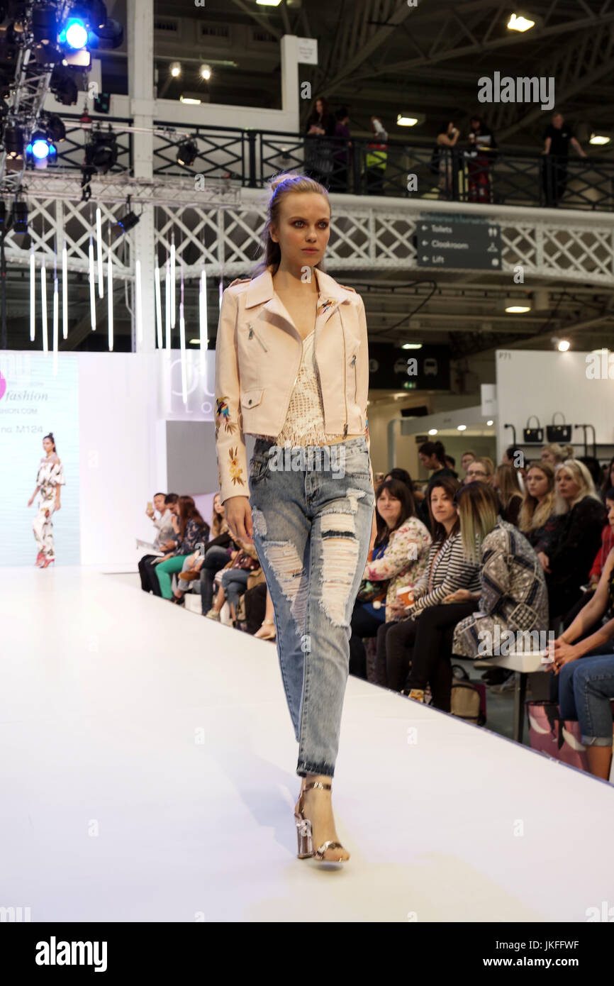 Londra, Regno Unito. 23 Luglio, 2017. Londra puro giorno 1, Olympia. Londra puro presenta i disegni e i vestiti per la Primavera Estate 2018 a west London premier venue, Olympia. © Peter Hogan/Alamy Live News Foto Stock