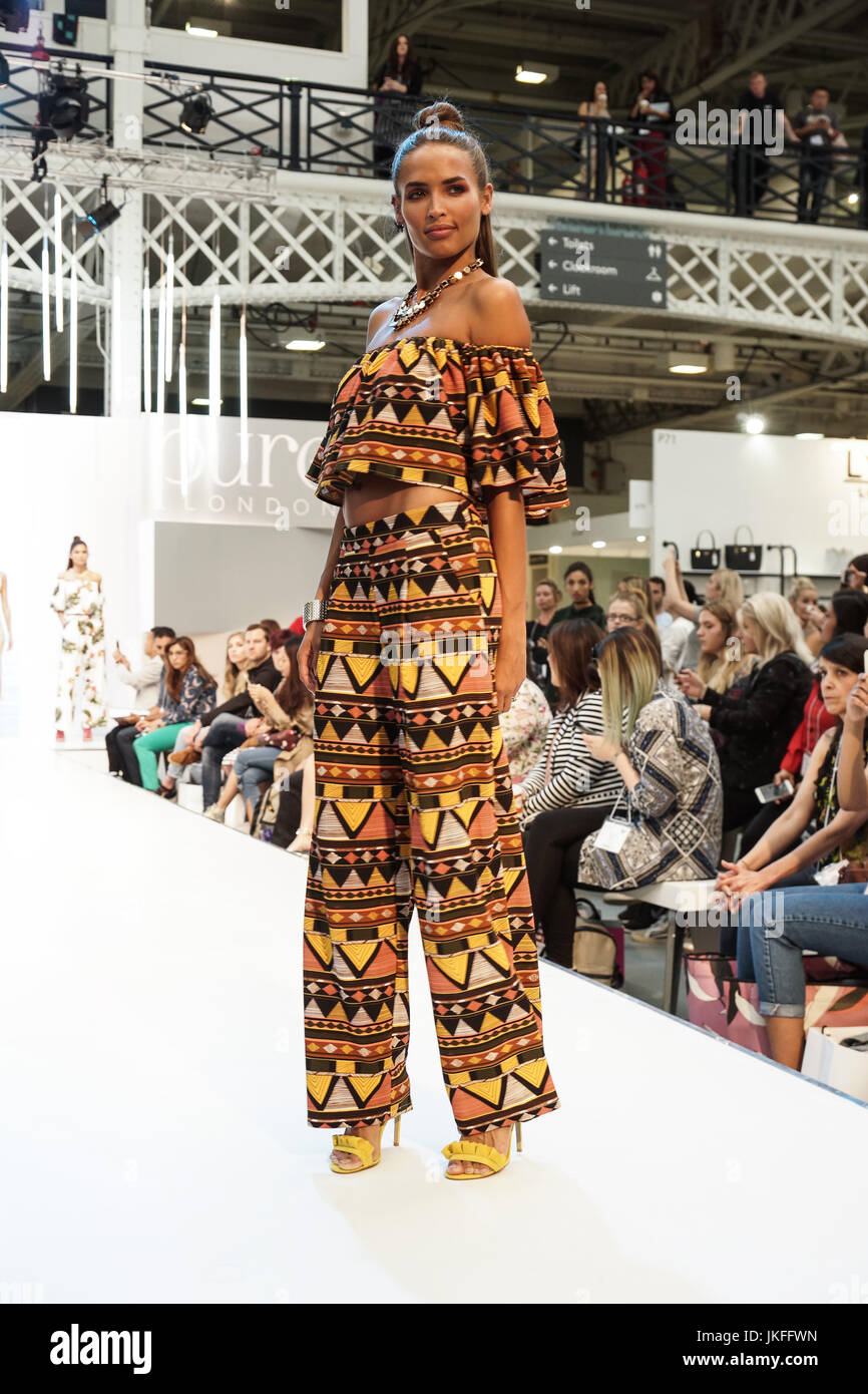 Londra, Regno Unito. 23 Luglio, 2017. Londra puro giorno 1, Olympia. Londra puro presenta i disegni e i vestiti per la Primavera Estate 2018 a west London premier venue, Olympia. © Peter Hogan/Alamy Live News Foto Stock