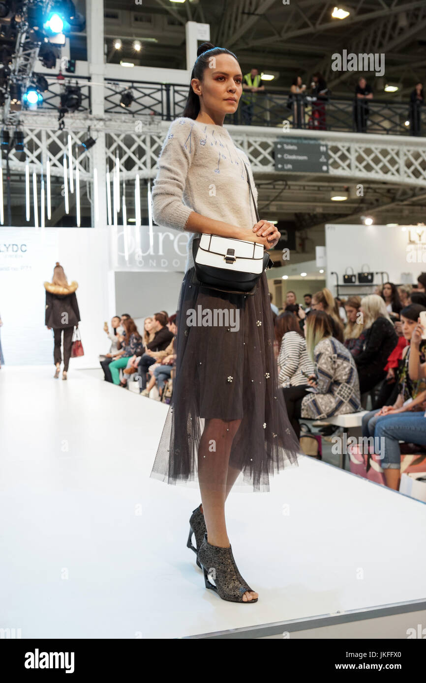 Londra, Regno Unito. 23 Luglio, 2017. Londra puro giorno 1, Olympia. Londra puro presenta i disegni e i vestiti per la Primavera Estate 2018 a west London premier venue, Olympia. © Peter Hogan/Alamy Live News Foto Stock