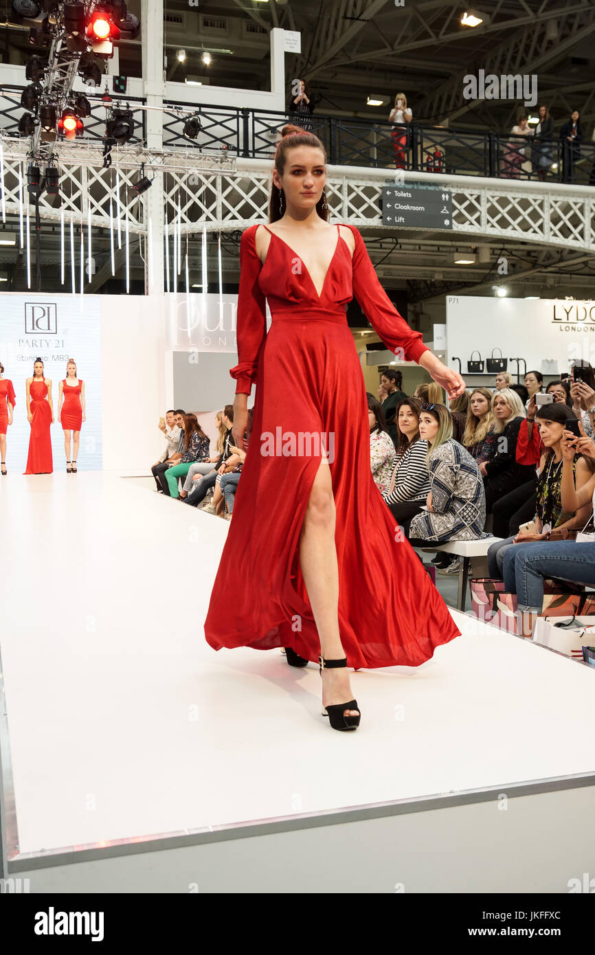 Londra, Regno Unito. 23 Luglio, 2017. Londra puro giorno 1, Olympia. Londra puro presenta i disegni e i vestiti per la Primavera Estate 2018 a west London premier venue, Olympia. © Peter Hogan/Alamy Live News Foto Stock