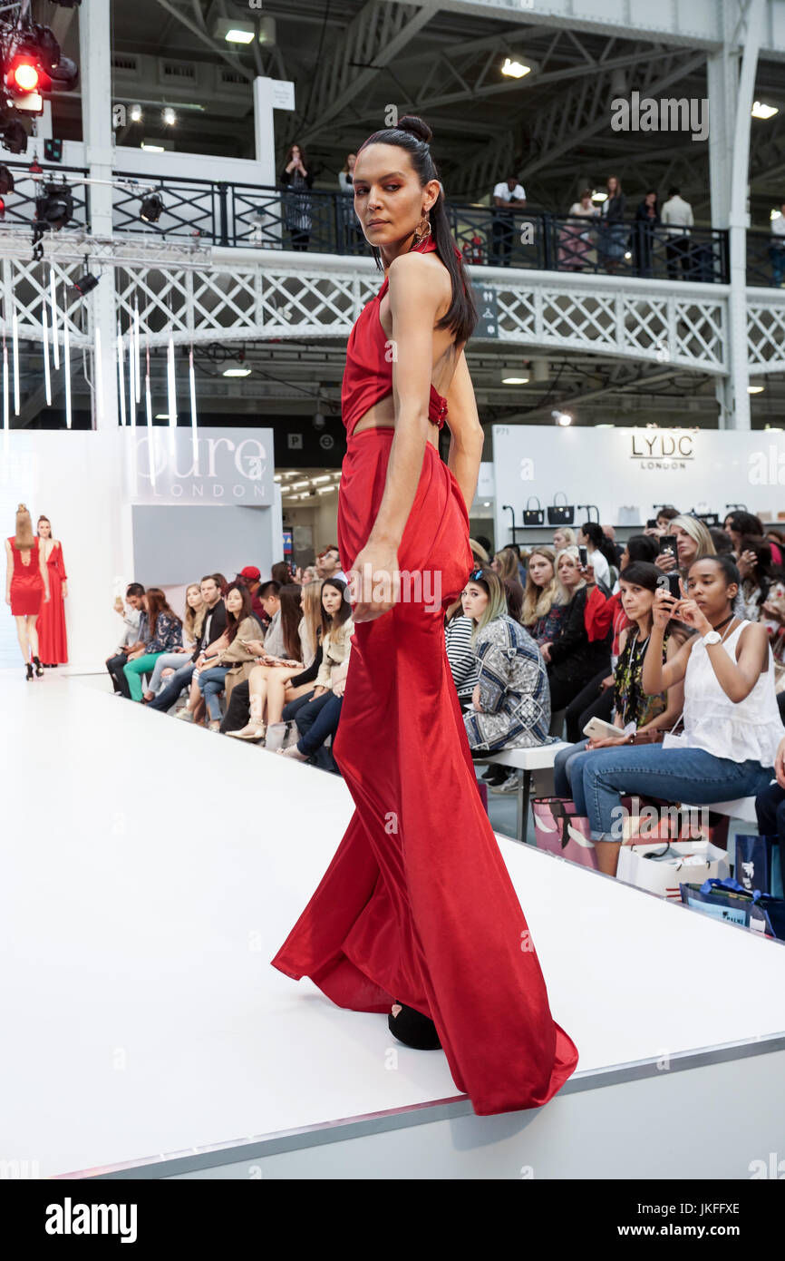 Londra, Regno Unito. 23 Luglio, 2017. Londra puro giorno 1, Olympia. Londra puro presenta i disegni e i vestiti per la Primavera Estate 2018 a west London premier venue, Olympia. © Peter Hogan/Alamy Live News Foto Stock
