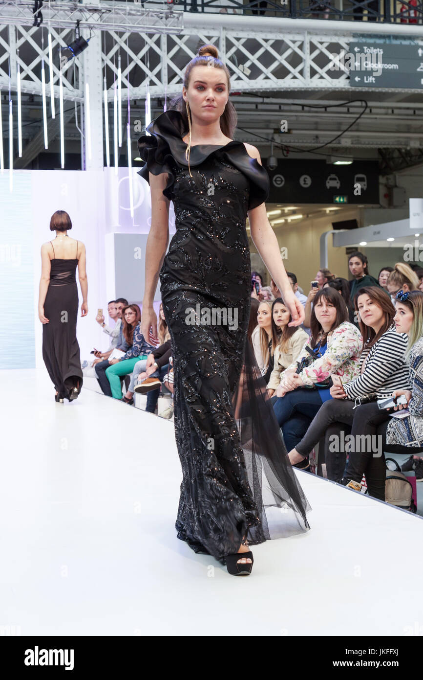 Londra, Regno Unito. 23 Luglio, 2017. Londra puro giorno 1, Olympia. Londra puro presenta i disegni e i vestiti per la Primavera Estate 2018 a west London premier venue, Olympia. © Peter Hogan/Alamy Live News Foto Stock