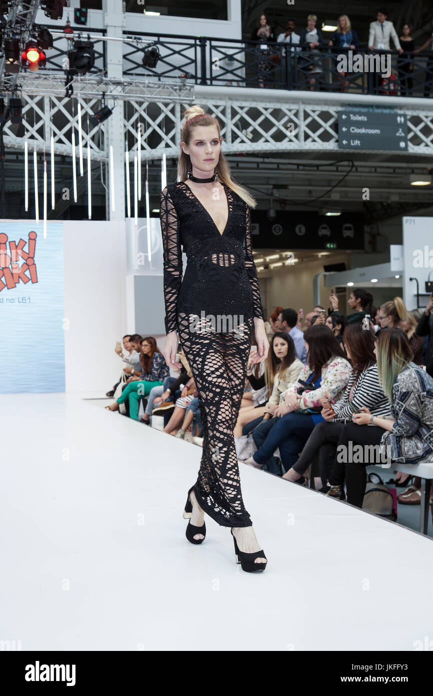 Londra, Regno Unito. 23 Luglio, 2017. Londra puro giorno 1, Olympia. Londra puro presenta i disegni e i vestiti per la Primavera Estate 2018 a west London premier venue, Olympia. © Peter Hogan/Alamy Live News Foto Stock
