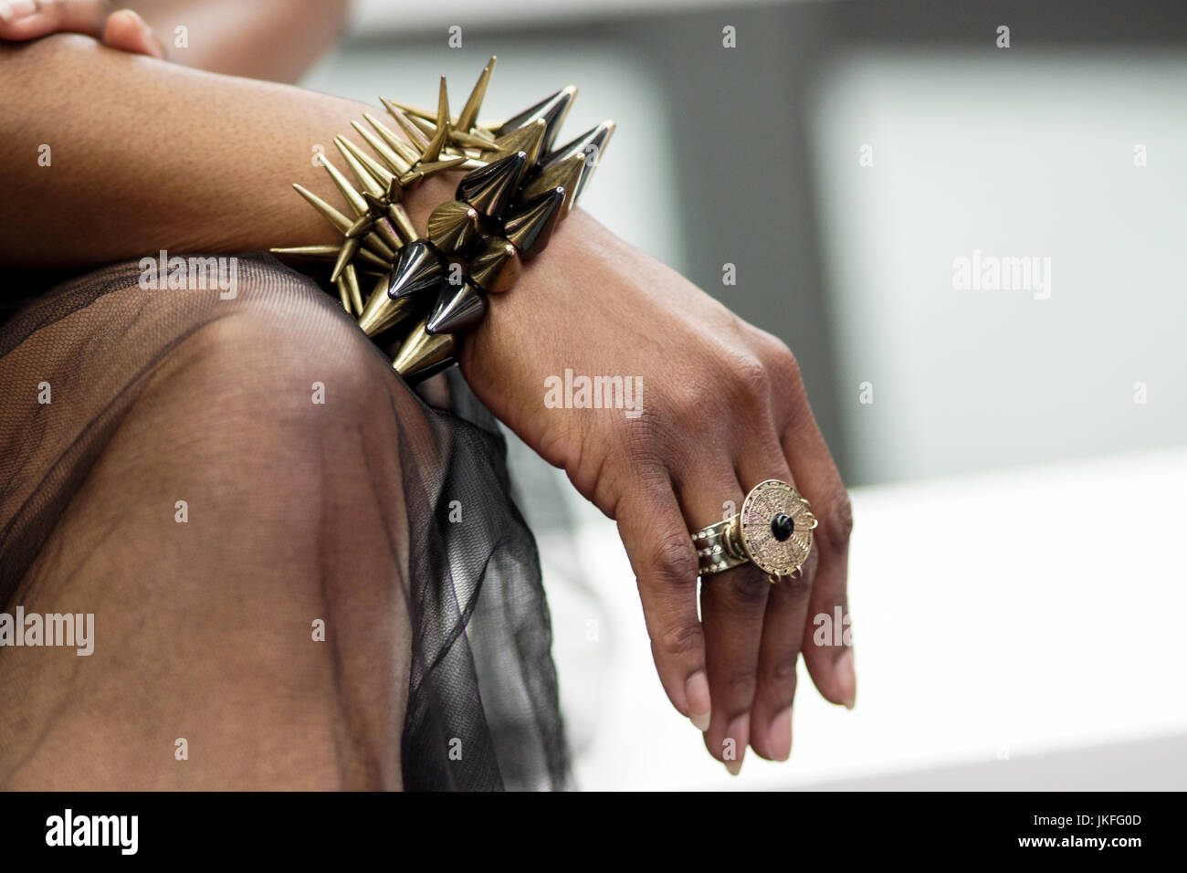 Londra, Regno Unito. 23 Luglio, 2017. Londra puro giorno 1, Olympia. Londra puro presenta i disegni e i vestiti per la Primavera Estate 2018 a west London premier venue, Olympia. © Peter Hogan/Alamy Live News Foto Stock