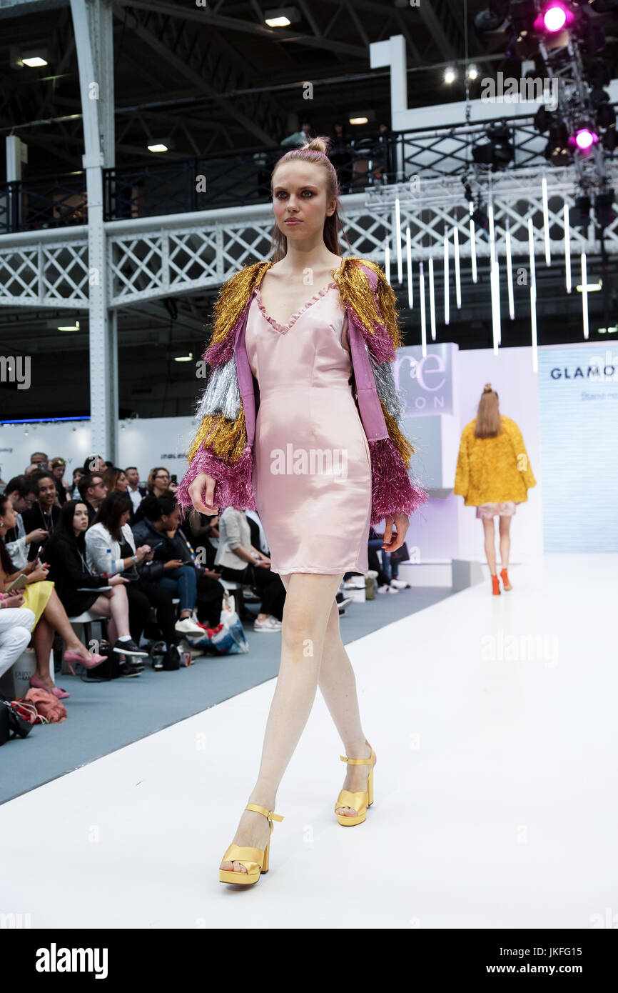Londra, Regno Unito. 23 Luglio, 2017. Londra puro giorno 1, Olympia. Londra puro presenta i disegni e i vestiti per la Primavera Estate 2018 a west London premier venue, Olympia. © Peter Hogan/Alamy Live News Foto Stock
