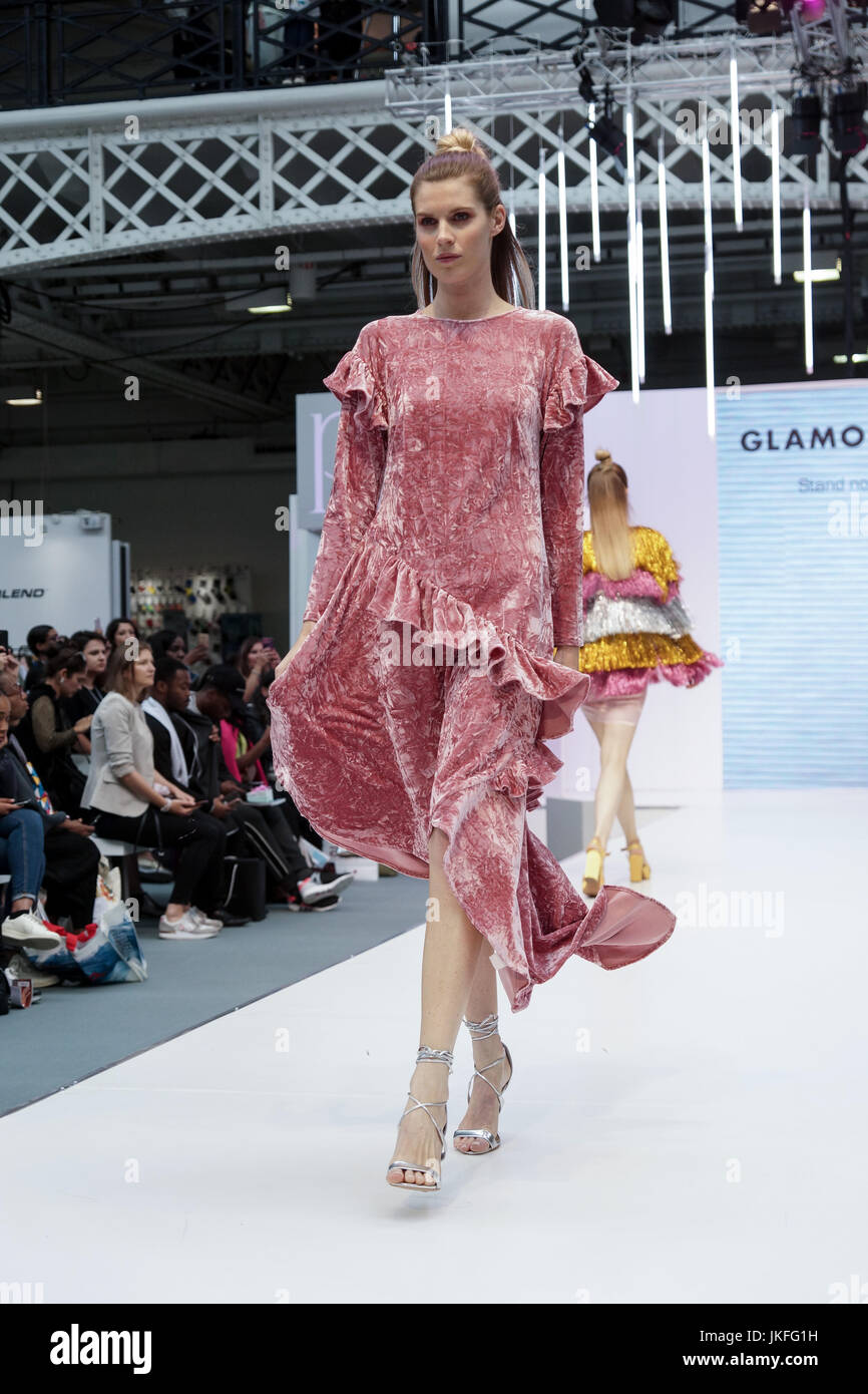Londra, Regno Unito. 23 Luglio, 2017. Londra puro giorno 1, Olympia. Londra puro presenta i disegni e i vestiti per la Primavera Estate 2018 a west London premier venue, Olympia. © Peter Hogan/Alamy Live News Foto Stock