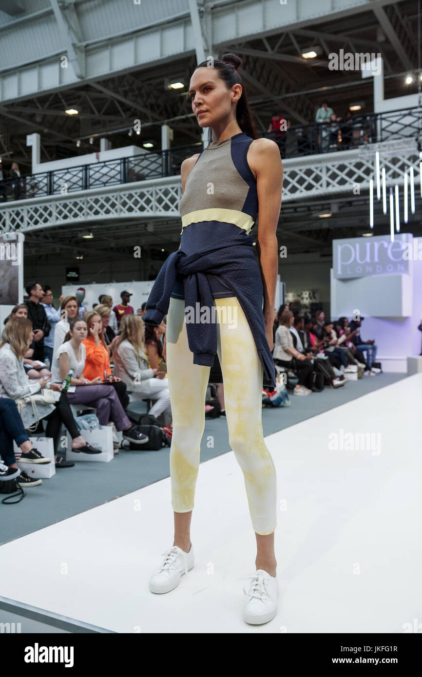 Londra, Regno Unito. 23 Luglio, 2017. Londra puro giorno 1, Olympia. Londra puro presenta i disegni e i vestiti per la Primavera Estate 2018 a west London premier venue, Olympia. © Peter Hogan/Alamy Live News Foto Stock