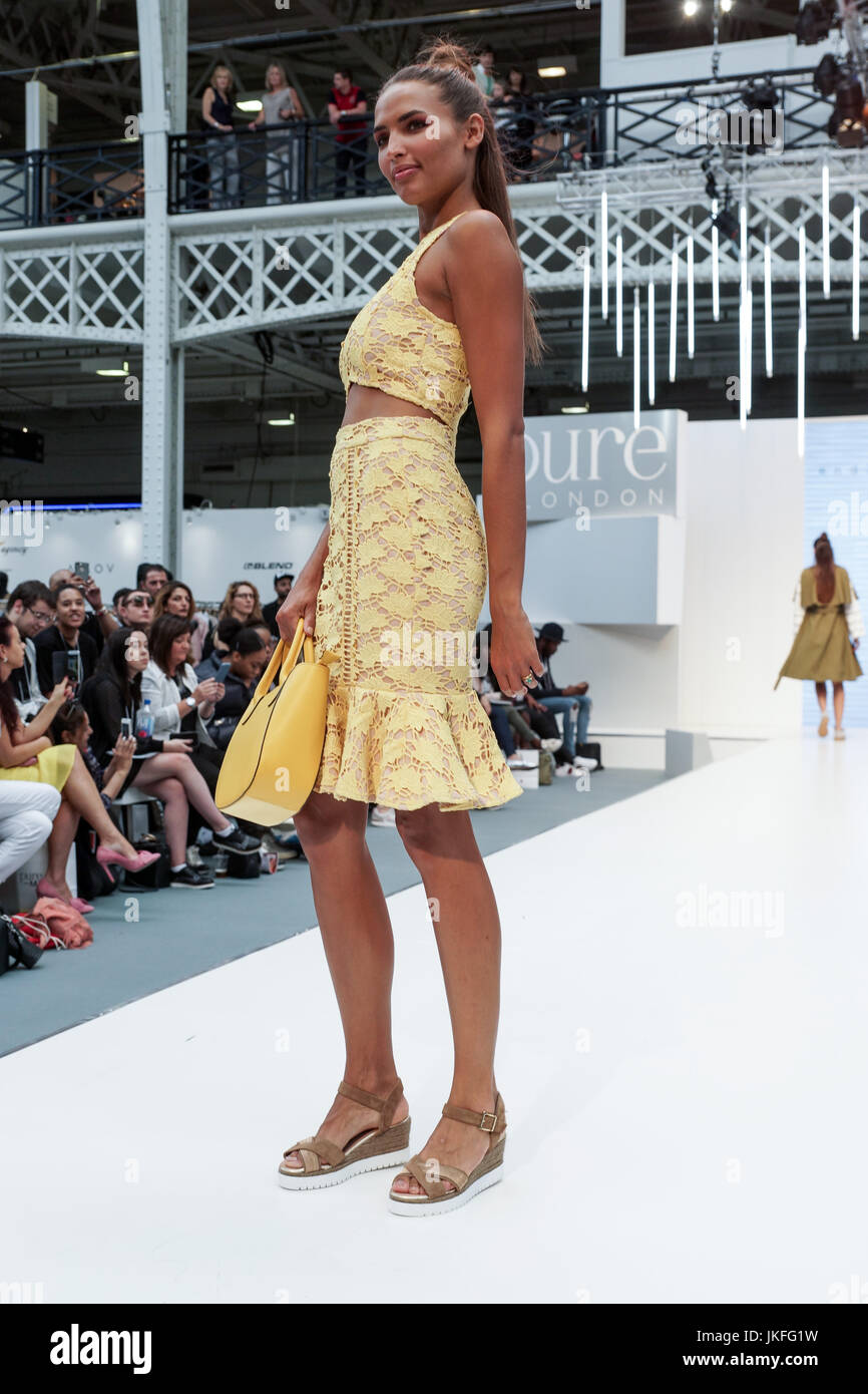 Londra, Regno Unito. 23 Luglio, 2017. Londra puro giorno 1, Olympia. Londra puro presenta i disegni e i vestiti per la Primavera Estate 2018 a west London premier venue, Olympia. © Peter Hogan/Alamy Live News Foto Stock