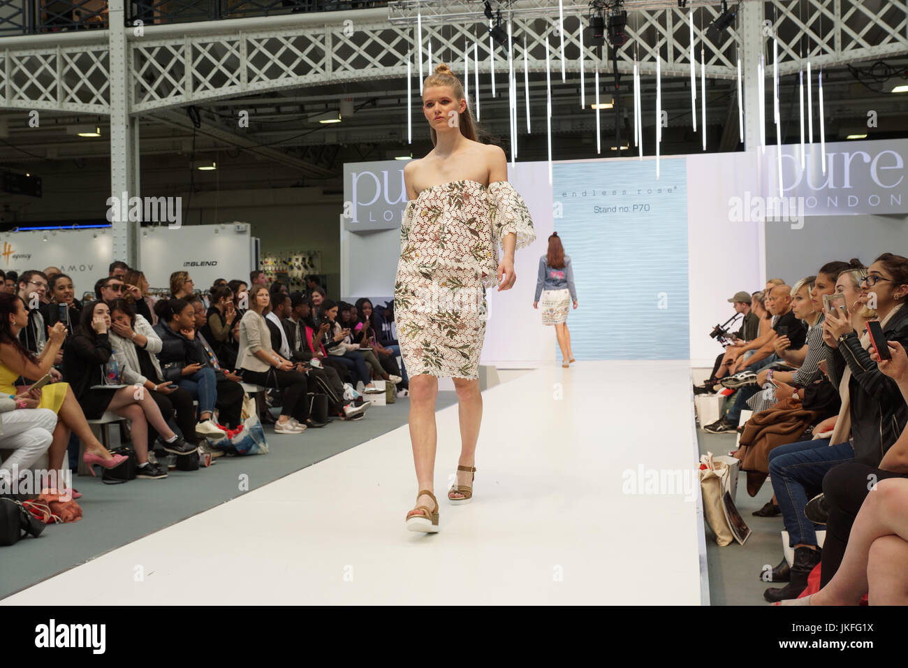 Londra, Regno Unito. 23 Luglio, 2017. Londra puro giorno 1, Olympia. Londra puro presenta i disegni e i vestiti per la Primavera Estate 2018 a west London premier venue, Olympia. © Peter Hogan/Alamy Live News Foto Stock
