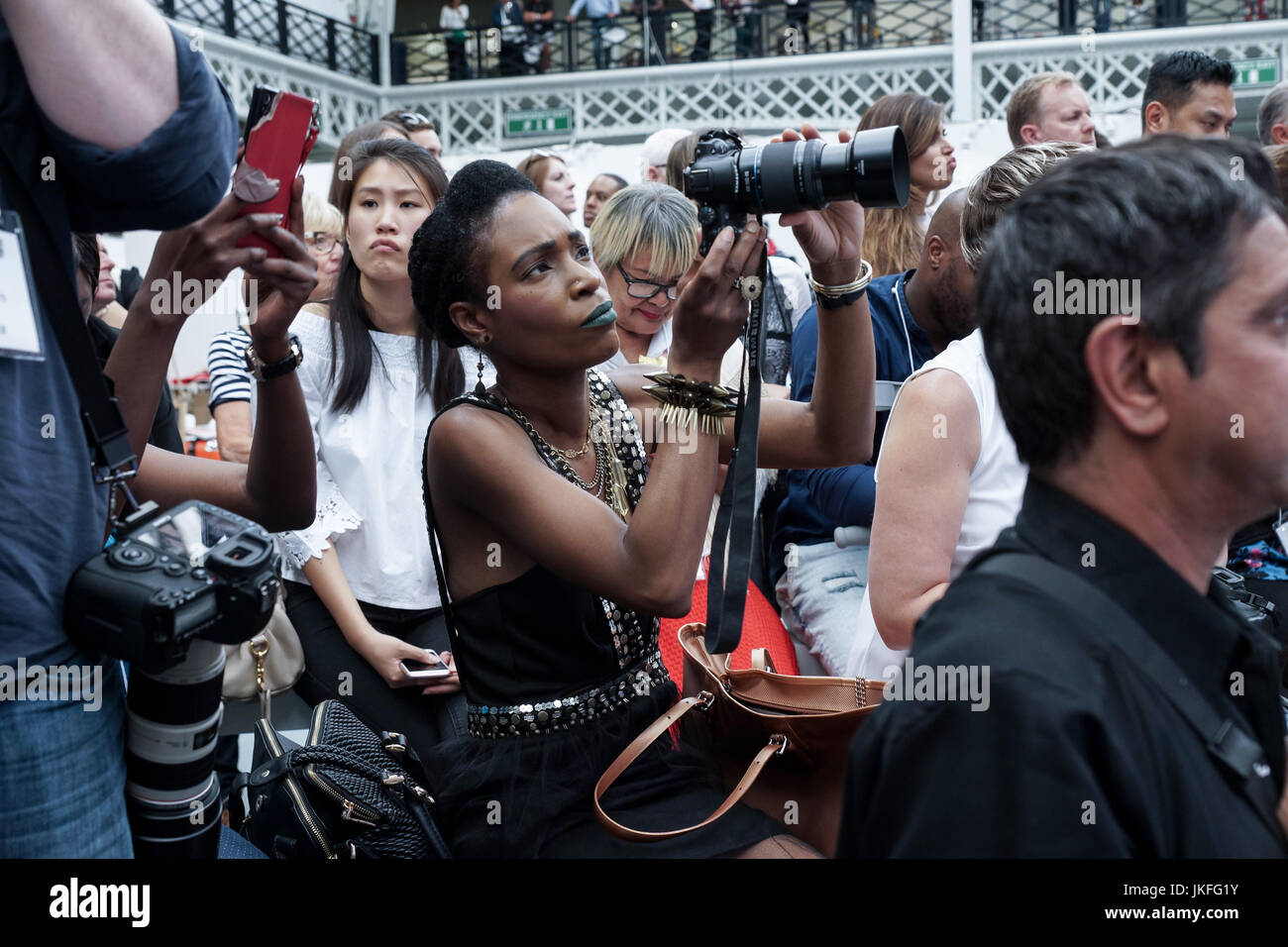 Londra, Regno Unito. 23 Luglio, 2017. Londra puro giorno 1, Olympia. Londra puro presenta i disegni e i vestiti per la Primavera Estate 2018 a west London premier venue, Olympia. © Peter Hogan/Alamy Live News Foto Stock