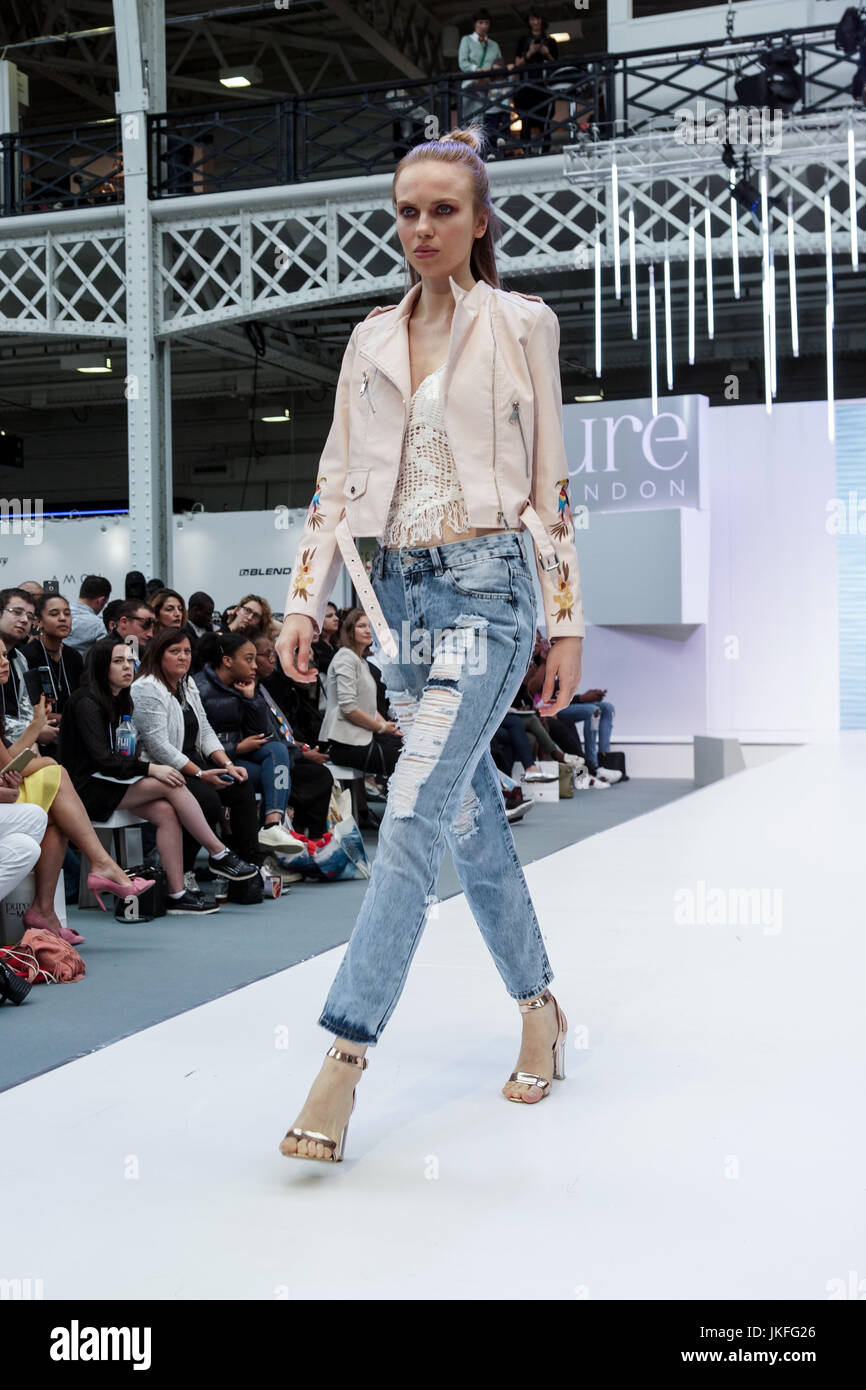 Londra, Regno Unito. 23 Luglio, 2017. Londra puro giorno 1, Olympia. Londra puro presenta i disegni e i vestiti per la Primavera Estate 2018 a west London premier venue, Olympia. © Peter Hogan/Alamy Live News Foto Stock