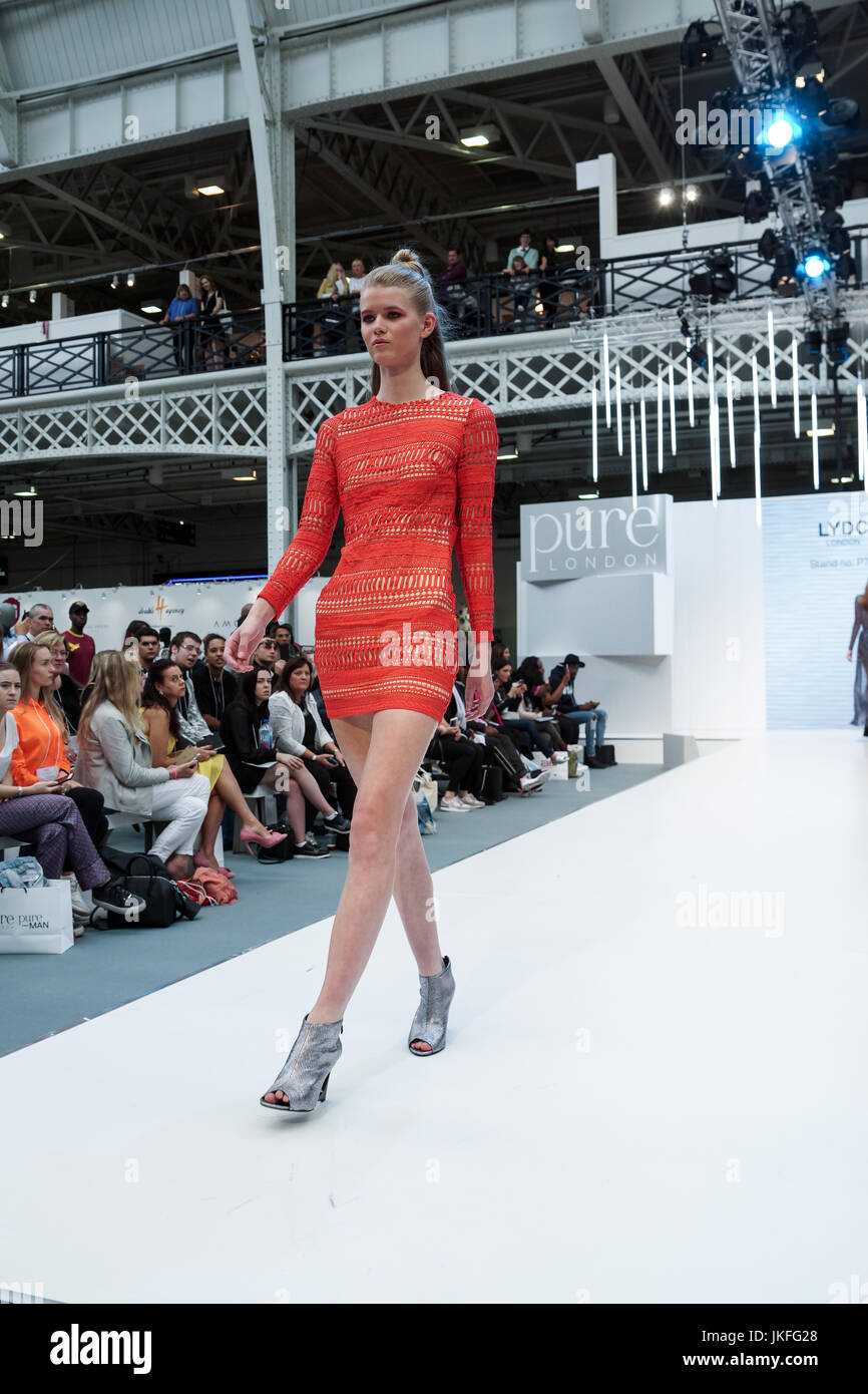 Londra, Regno Unito. 23 Luglio, 2017. Londra puro giorno 1, Olympia. Londra puro presenta i disegni e i vestiti per la Primavera Estate 2018 a west London premier venue, Olympia. © Peter Hogan/Alamy Live News Foto Stock