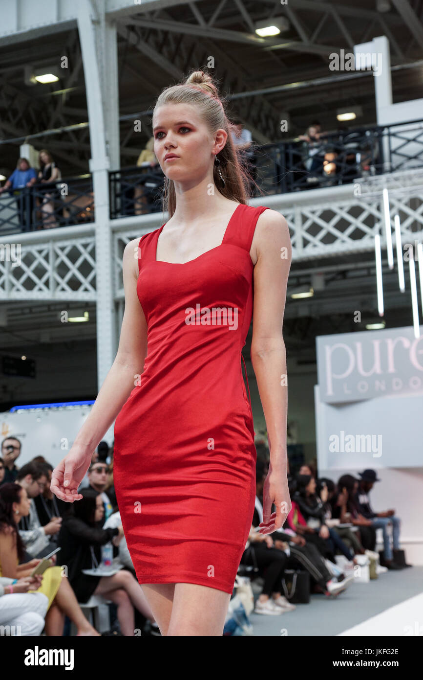 Londra, Regno Unito. 23 Luglio, 2017. Londra puro giorno 1, Olympia. Londra puro presenta i disegni e i vestiti per la Primavera Estate 2018 a west London premier venue, Olympia. © Peter Hogan/Alamy Live News Foto Stock