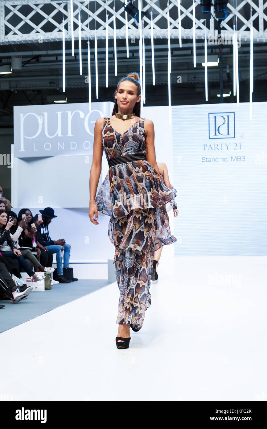 Londra, Regno Unito. 23 Luglio, 2017. Londra puro giorno 1, Olympia. Londra puro presenta i disegni e i vestiti per la Primavera Estate 2018 a west London premier venue, Olympia. © Peter Hogan/Alamy Live News Foto Stock