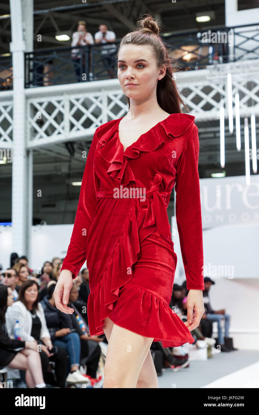 Londra, Regno Unito. 23 Luglio, 2017. Londra puro giorno 1, Olympia. Londra puro presenta i disegni e i vestiti per la Primavera Estate 2018 a west London premier venue, Olympia. © Peter Hogan/Alamy Live News Foto Stock